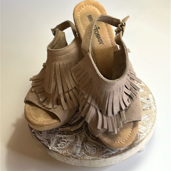 MINNETONKA ASHLEY WEDGE SUEDE LEATHER SLING BACK FRINGE TAN WOMENS SZ 8 - Picture 1 of 13